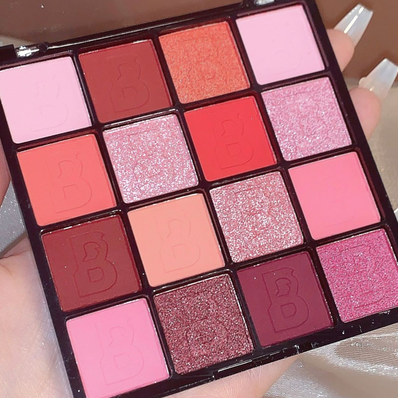 Vibrant Eight-Color Eyeshadow Palette-1