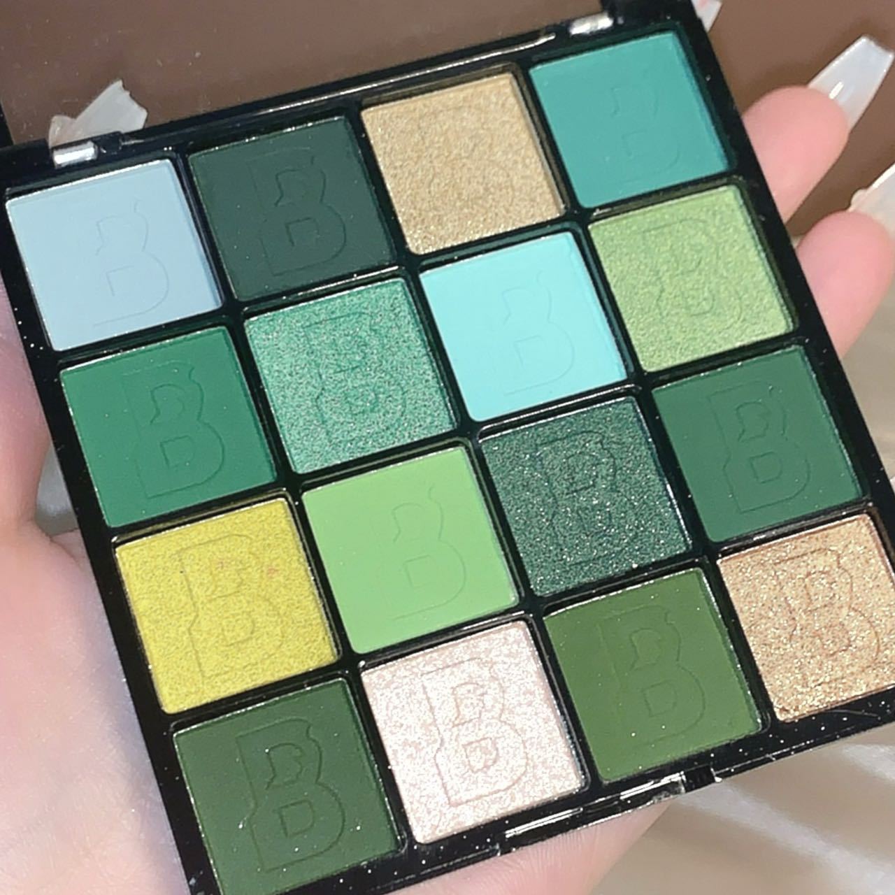 Vibrant Eight-Color Eyeshadow Palette-2