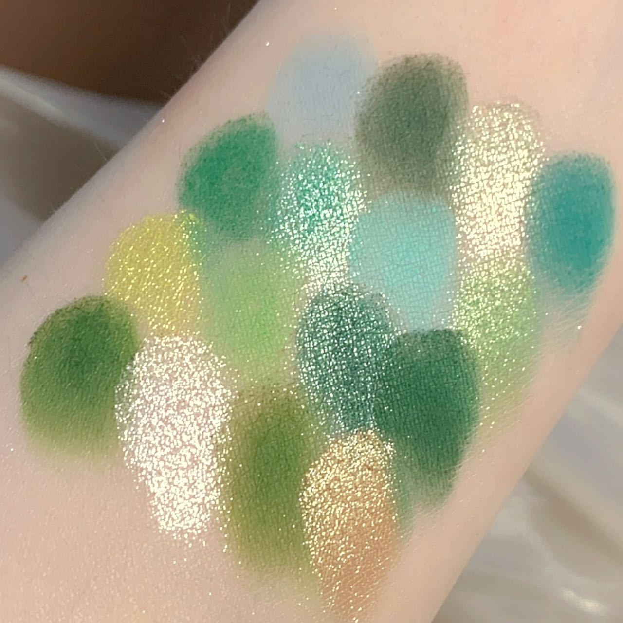 Vibrant Eight-Color Eyeshadow Palette-3
