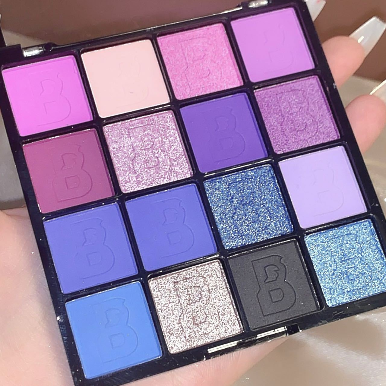 Vibrant Eight-Color Eyeshadow Palette-4